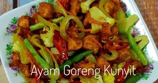 Sajikan nasi goreng mawut spesial ini selagi masih hangat, agar lebih nikmat bisa ditambahkan pelengkap seperti ayam goreng nasi goreng kunyit kencur. Resepi Nasi Ayam Goreng Kunyit Viral Dunia Belajar