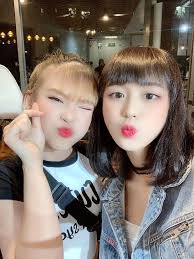 Bên cạnh đó, 2 tuổi được xem là giai đoạn tiền đề cho sự phát triển về thể chất lẫn trí tuệ ở các bé, việc bổ sung hồng sâm hàn quốc giúp cải thiện tình trạng biếng ăn, giúp các bé tăng cường hệ miễn dịch, phát triển trí não và thể lực. Chung Má»™t Khung Hinh Kho Ai Ä'oan Ä'Æ°á»£c Khá»Ÿi My Va Han Sara Cach Nhau Táº­n 10 Tuá»•i