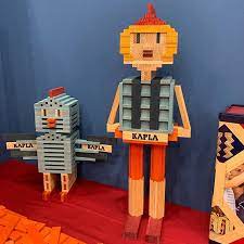 木のおもちゃと絵本のカルテット on instagram ニュルンベルク国際玩具見本市レポート 続いてはカプラ社のブースへ カプラはフランス生まれの木製ブロック 1枚の大きさが8mm 24mm 120mmの薄い板でできています パーツはこのサイズのみで 厚 minions