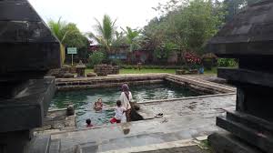 Terdiri dari dua kolam yang memiliki kandungan belerang di bagian atasnya. Cermin Jaya Perkasa Wisata Candi Umbul Magelang Wisata Murah Di Magelang Pemandian Air Panas Candi Umbul Wisata Keluarga Murah Meriah Di Situs Candi Umbul Magelang Jawa Tengah Pemandian Air Panas