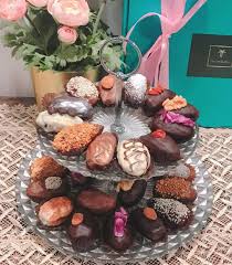 Une Commande Finalisee Pour Paques Joli Serviteur Compose De Delicieuses Dattes Majhoul Enrobees De Chocolat Noir Au Lait E Vegetables Stuffed Mushrooms Food