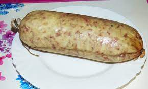 Per il tempo di cottura preciso verificate sempre i tempi di preparazione sulla confezione, quello che vi diamo il cotechino a questo punto va spelato e tagliato a fette di un centimetro circa, su un tagliere. Cottura Del Cotechino Fresco