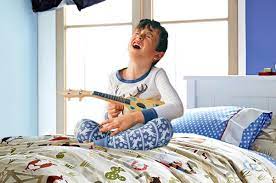 Bunu yapmak için, tüm ana çocuk yatak türlerini ve dolgularını gözden geçireceğiz, seçim için genel tavsiyeleri tanımalı ve farklı yaş kategorileri için ayrı ayrı şilteler düşünelim. Gelisim Cagindaki Cocuklarda Ortopedik Yatak Secimi