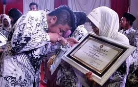 Pegawai pemerintah non pegawai negeri (ppnpn) yang menjadi peserta bpjs ketenagakerjaan, bisa menerima bantuan gaji rp600ribu/bulan. Gubernur Sumsel Mau Perjuangkan Gaji Guru Honorer Setara Umr Orator