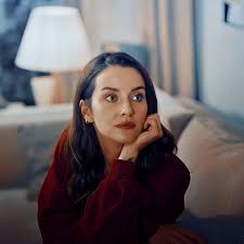 Sen anlat karadeniz adlı dizide göstermiş olduğu başarılı performansla adından sıkça söz ettiren başarılı oyuncu, 2 şubat 1990 yılında almanya'da dünyaya gelmiştir. Irem Helvacioglu Love Community Facebook