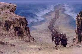 Gambar laut merah yang terbelah. Angin Bantu Musa Belah Laut Merah Kompas Com