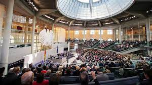 Plenarbereich reichstagsgebäude) in berlin ist seit 1999 sitz des deutschen bundestages. 20 Jahre Nach Erster Sitzung Ist Der Reichstag Bald Zu Klein Tagesschau De