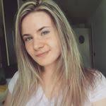 Lisa Sinay's Instagram, Twitter & Facebook