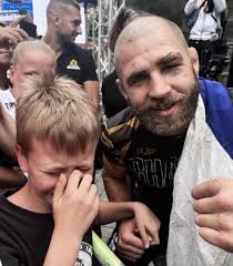Jiri Prochazka consoles a heartbroken fan 💔