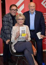 Pragmatica idealista , lucida sentimentale , socievole eremita fondatrice dell'irrealizzabile p.b.s. Cafonalino Enrica Bonaccorti Presenta Il Suo Nuovo Libro E Arrivano Michele Guardi E Pippo Franco Cafonal
