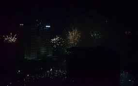 Kembang api akan menyala dengan indah di langit pada saat malam hari. Sambut Tahun Baru 2018 Pesta Kembang Api Hiasi Langit Jakarta Okezone Megapolitan