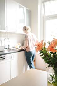 Wenn es ihre eigene küche wäre, könnten sie schnell mal die küchenfronten lackieren und in. Kuchenschranke Lackieren Oder Bekleben Caseconrad Com