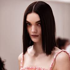 Il taglio long bob con frangia è perfetto per camuffare una fronte importante, mentre il ciuffo laterale aiuta a rendere il viso più armonioso e . Bob Lungo I Migliori Tagli Di Capelli Moda Primavera 2021