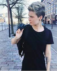 Pin By Carly Crocker On Edgy Short Haircuts Tomboy Hairstyles Androgynous Hair Androgynous Haircut