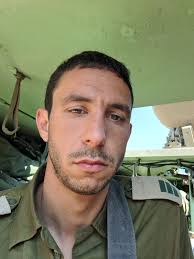 במרכז לרפואה דחופה בילדים ערכו קבלת פנים חגיגית לשלושת רופאי הילדים שסוף  סוף עברו ממדי הזית בחזרה למדים הכחולים- מימין לשמאל: ד"ר אביעד נחמני ששירת  כרופא גדודי בגדוד תובלה, ד"ר שחר אורן