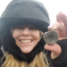 Did you know that artist Rhonda Gates @rhondagatespaints is an avid fossil  hunter? This hobby is not simply meant for personal enrichment but also  serves as inspiration for her abstracted landscapes. Learn