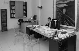 In passato, infatti, gli uffici e gli studi professionali venivano arredati in modo molto tradizionale, con mobili classici, perché forniscono una. Marzio Postiglione