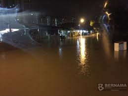 Hujan lebat membuatkan penang terus di naiki air dan beberapa kawasan sudah tidak boleh dilalui. Bernama On Twitter Banjir Kilat Di George Town Pulau Pinang Awal Hari Ini