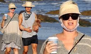 Singer expecting first child with orlando bloom. Katy Perry And Orlando Bloom Walk On Santa Barbara Beach Daily Mail Online