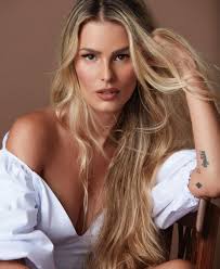 Yasmin botelho fernandez (born june 6, 1988), best known as yasmin brunet, is a brazilian model and actress who appeared in the 2008 sports illustrated swimsuit issue. Yasmin Brunet E Sua Relacao De Amor E Odio Com As Redes Sociais Vogue Celebridade