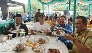 Ia iri dengan keberhasilan maulana ishaq mengislamkan banyak rakyatnya hingga ia berencana membunuh menantunya itu. Isu Bangkai Babi Plt Wali Kota Medan Ajak Warga Tidak Takut Makan Ikan Bagian 1