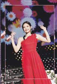 Solo singer, jennie is seen here in a red short dress as she is dressed to perform her song on stage. Jennie S World On Twitter Collage Of Blackpink Concert Pictures Blackpink Blinks Jennie Jenniekim ë¸ëíí¬ ì ë