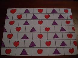 Direka untuk kelihatan seperti kerajang emas, melemparkan kami juga menyukai buah beri merah yang menghiasi corak pain hijau di sini. Terpopuler 26 Corak Terancang