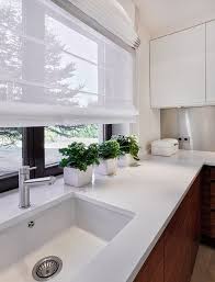 Fenstervorhange Ideen Kuche Modern Raffrollos Weiss Weisse Arbeitsplatte Holz Fronten In 2020 Gardinen Kuche Moderne Kuche Vorhange Modern