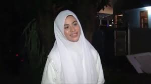 Nama asli pemeran medina / medinah di sinetron tuhan ada di mana mana adalah betari ayu. Betari Ayu 3 Layar Id