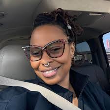 It's nice outside, the sun is shining and everybody is all in a good mood  and stuff… Yesss! I love it! Happy Friyayyy!!!!