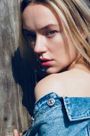 Actress Elizabeth Tate — Stylish Manner