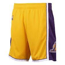 Cheer on the los angeles lakers in style with these team shorts from pro standard. Los Angeles Lakers Mitchell And Ness Hardwood Classics Swingman Auswartsshorts Herren