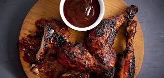 Se puede pinchar las piernas para que la mezcla penetre de una mejor manera. Pollo A La Parrilla En Salsa Bbq De Durazno Y Chipotle Chef Oropeza