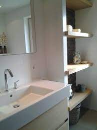 fijne opstelling brede schappen badkamer schappen