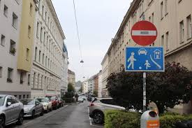 Der einheimische genießt den kontakt mit den anderen stammgästen: Wohnstrasse Ein Verlangertes Wohnzimmer Das Niemand Nutzt Architektur Stadt Derstandard De Wirtschaft