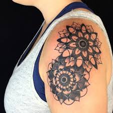 70 Tatuagens De Mandala Criativas So As Mais Lindas Nessas fotos temos inspirações de tatuagens femininas no antebraço, braço, pescoço, abaixo dos seios, na costela, no cóccix e no tornozelo. 70 tatuagens de mandala criativas so