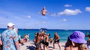 A miami playa uno se viene a pasar unas típicas y entrañables vacaciones de sol y playa pero también te mostraremos que visitar en miami playa. Coronavirus En Estados Unidos La Triple Amenaza Que Enfrenta Miami Por La Pandemia Y El Descontrol Del Spring Break Bbc News Mundo