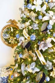 So it's probably not much of a surprise that i decided to use it (along with some gold) for my christmas decorations this year. Chinoiserie Christmas Tree Decor Ideas Monica Wants It