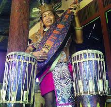 Entebong adalah salah satu alat musik kalimantan barat yang terbuat dari kayu dan kulit binatang yang lebih kita kenal seperti kendang/gendang. Alat Musik Tradisional Provinsi Kalimantan Barat Tentang Provinsi