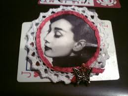 Broche Audrey blanco y rojo