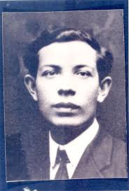 Hello! My mother is visiting her parents and her father suddenly remembered  about a relative, his great grandfather Eisik (sp?) KLAPHOLZ who was a  lamdan in Krakow. I googled this name, also