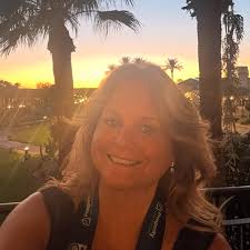 A standing ovation for the Valedictorian of #UFVetMed's DVM Class of 2025,  Dr. Alexis Kidd. Newly minted Dr. Kidd, hooded by her dad James Kidd, Esq.,  at commencement, became the first female