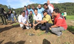 Tapi malah dianya dengan santainya yang melanjutkan. Tanam 1 500 Pokok Di Sungai Ichat