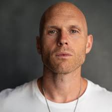 A young fan who suffers panic attacks and anxiety meets Cynthia...The voice  the performances the press the looks