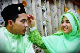 Teks pantun pantun soal 1 resti adalah seorang anak yang cerdas dan mempunyai wawasan yang luas. 100 Pantun Pengantin Kua Gemolong Sragen