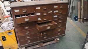 Ce meuble à plans avec tiroirs est une solution de rangement professionnelle destinée pour l'aménagement de votre bureau. Ancien Meuble De Rangement A Tiroir Objets Diverses