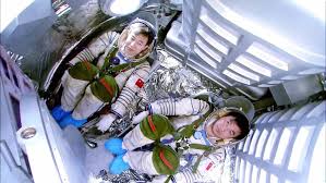 客。 据官方媒体9时42分报道，载人飞船与火箭成功分离，神舟十二号飞船已成功进入预定轨道。 根据计划，它将耗费大约6小时与天宫号空间站的天 这亦是时隔五年，中国再度进行载人航天任务。 官方媒体公布的三名宇航员是聂海胜、刘伯明和汤洪波。 èˆªå¤©å'˜è®­ç»ƒæœ‰å¤šè‹¦ æ¨åˆ©ä¼Ÿ åƒé¥­æ‹¿ç­·å­éƒ½è´¹åŠ² å†›äº‹æ–°é—»