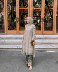 Tunik yang di desain simpel dengan belahan kanan kiri membuat tunik ini lebih elegan. Inspirasi Kebaya Tunik Hijabers Cantik Untuk Lamaran