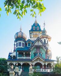 Le Mystic Manor La Maison Hantee Hong Kongaise Avec Un Petit Singe Farceur Et Des Objets De Collection Qui Prennent Vie Architecture Old Things Pictures