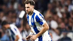 Santiago Giménez Gears Up for His First Portuguese Classic: Will He Hit the Field for Porto Against Benfica Today?